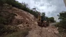Se realiza remoción de piedra por deslizamiento, en el sector que conduce a la Corruña