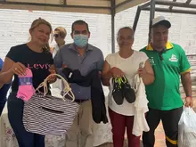 Entrega de elementos donados por la DIAN a niños y jóvenes de la Unidad de Atención Integral UAI