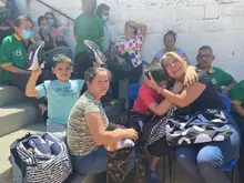 Entrega de elementos donados por la DIAN a niños y jóvenes de la Unidad de Atención Integral UAI