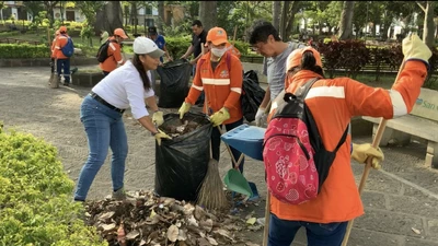 Jornada de limpieza parque principal