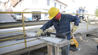 Inicio de obras de construcción y mantenimiento de puentes peatonales en el municipio