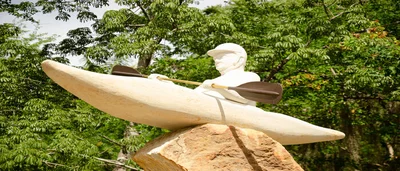 Nueva escultura al kayakista