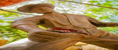 Nueva escultura al “culonero” y 60 hormigas pequeñas en el Gallineral