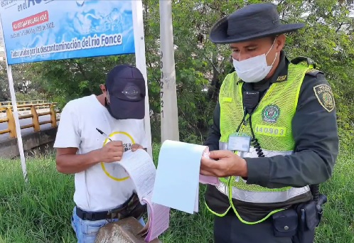 Sanciones a Ciudadanos que desechan residuos en las vías públicas de San Gil